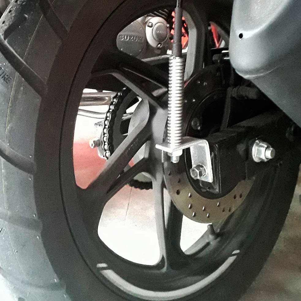 soporte metalico en angulo para instalación de accesorios en moto
